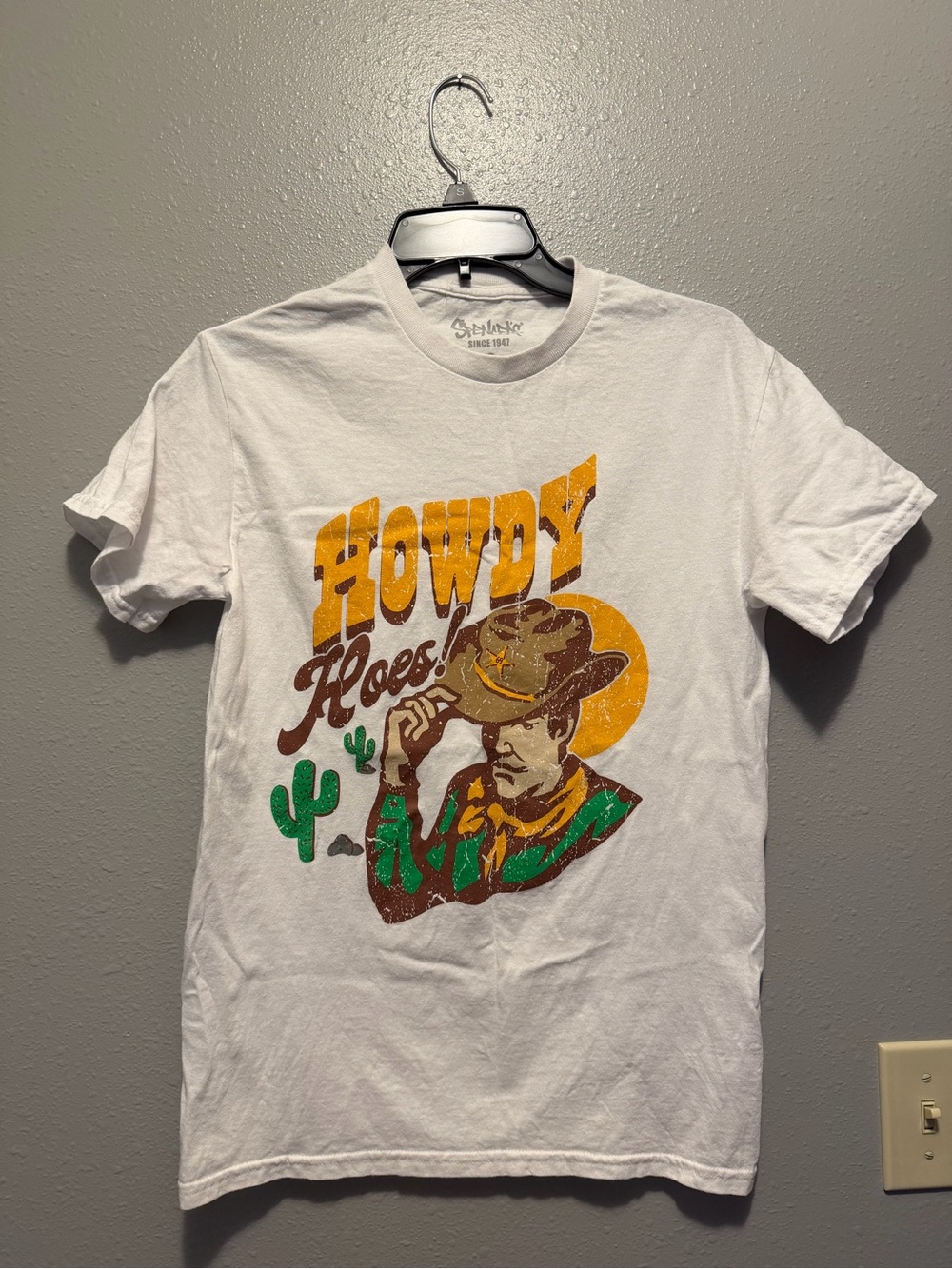 Spencer's White 'Howdy Rooster' Graphic Tee with Yellow & Green Print